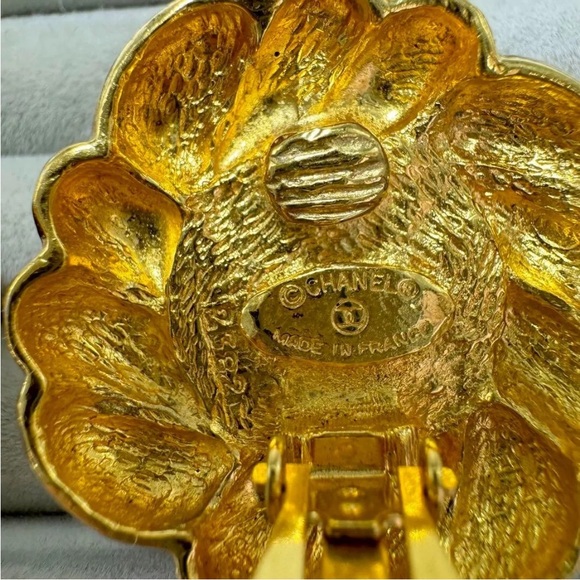 Chanel Red Gripoix & Gold Vintage Clip-on Earrings - Picture 9 of 11